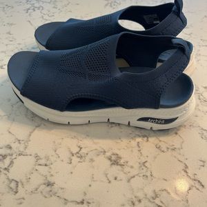 NWOT Sketchers Arch Fit